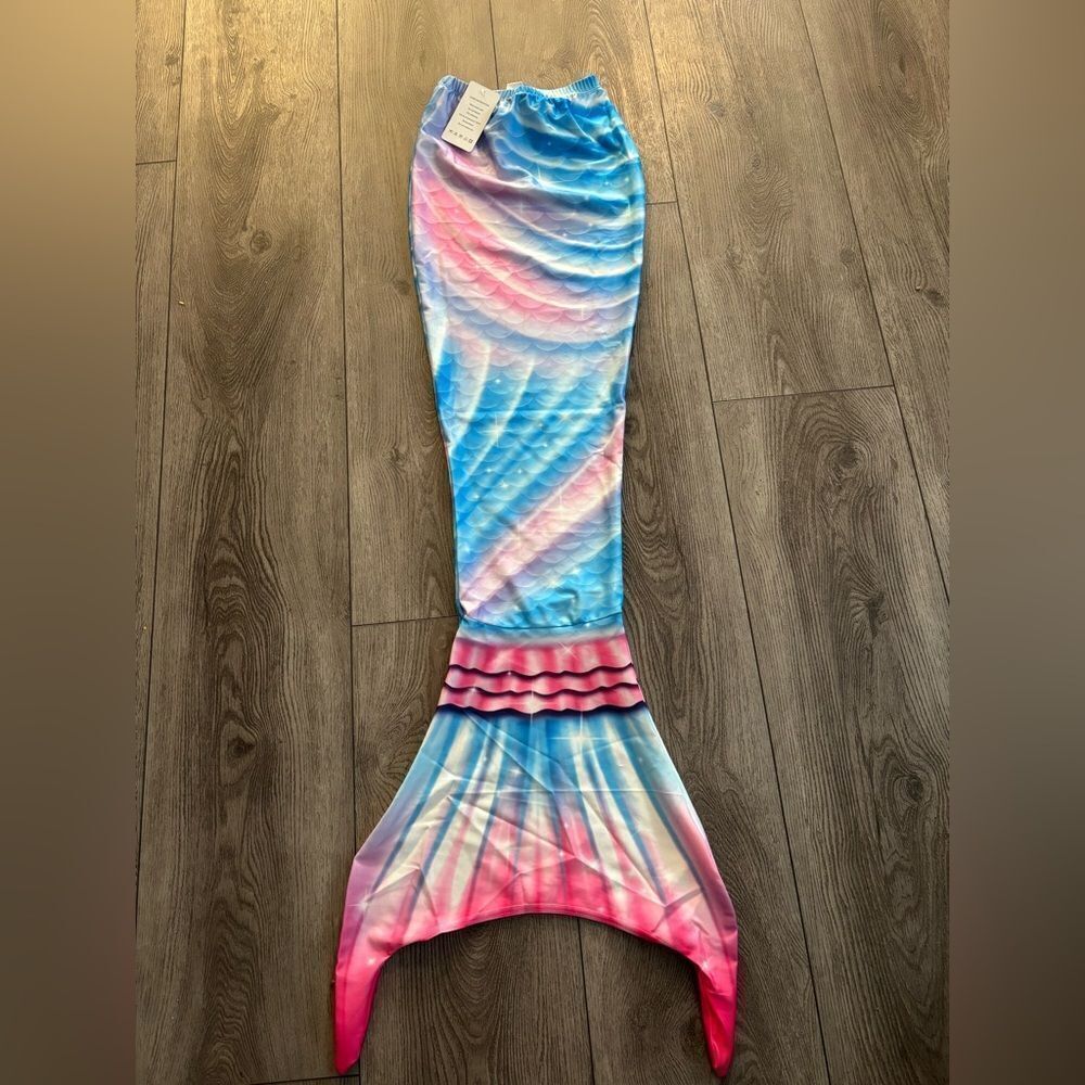 She Pretty girls mermaid tail NWT